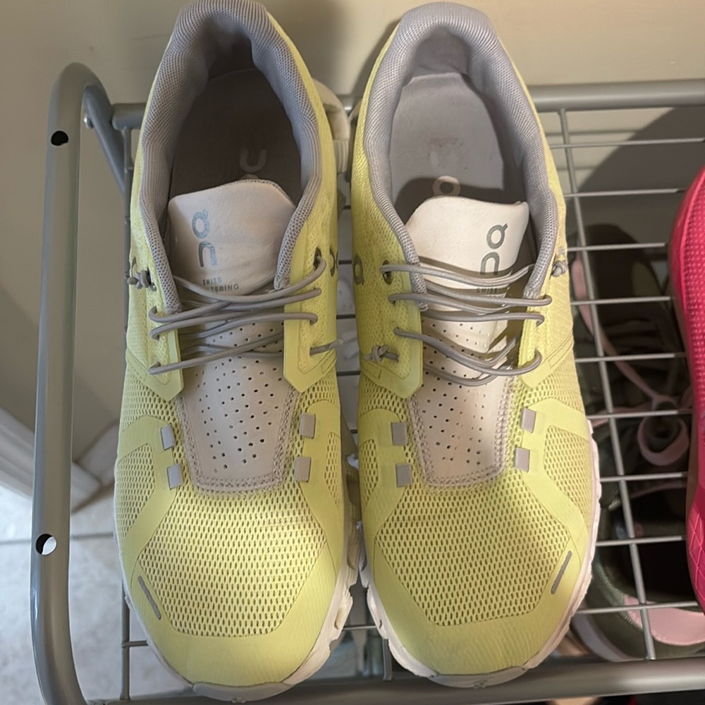 On clouds sneakers size W9